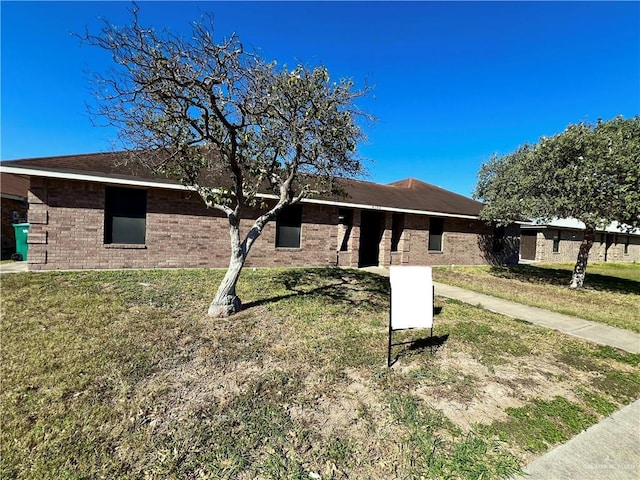 ranch-style house featuring a front lawn