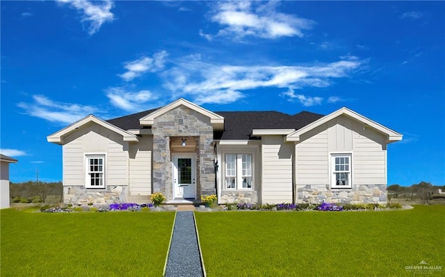 view of front of house featuring a front lawn