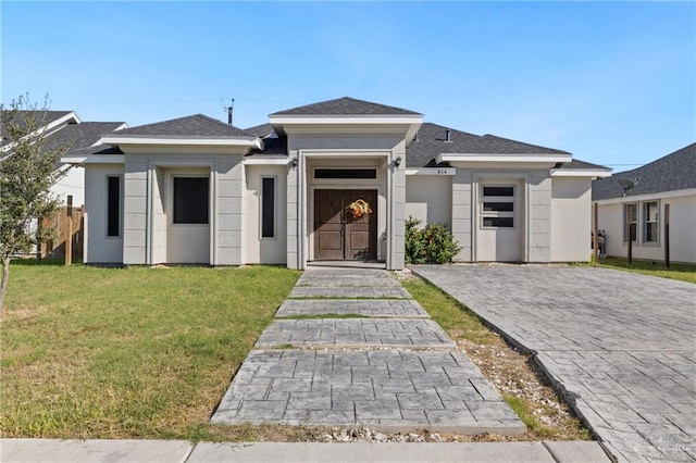 view of front facade featuring a front yard