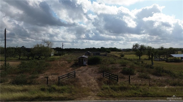 view of yard featuring a rural view