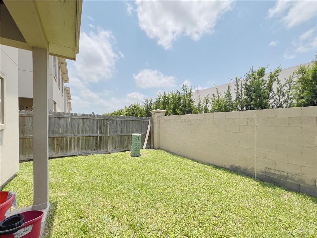 1510 S Bilboa St Unit 3, Pharr, TX 78577 - view of yard