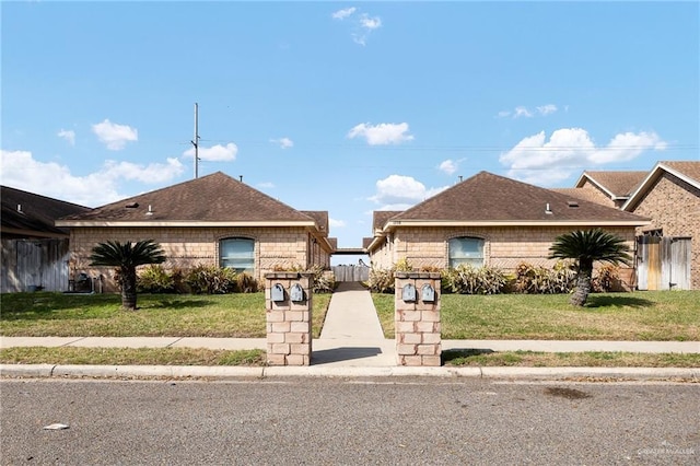 view of front of house featuring a front lawn