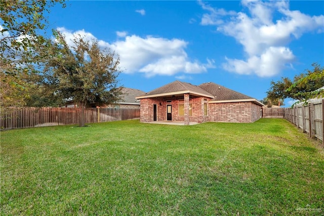 view of yard featuring a patio area