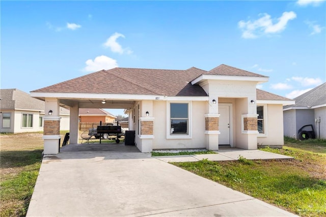 view of front facade featuring a carport and a front lawn