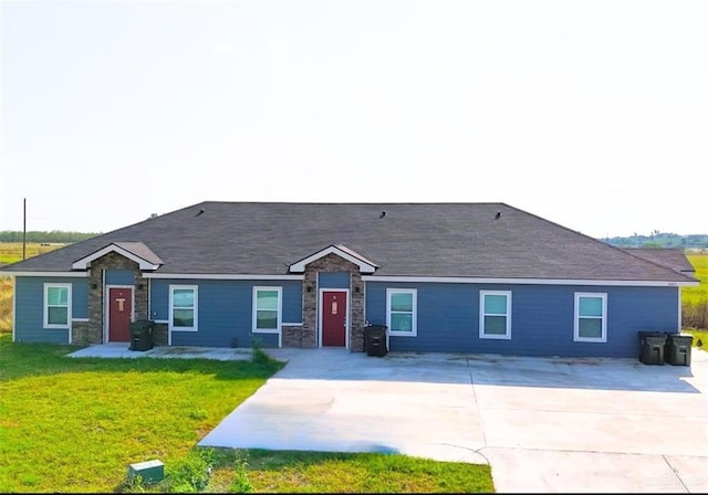 single story home with a front yard