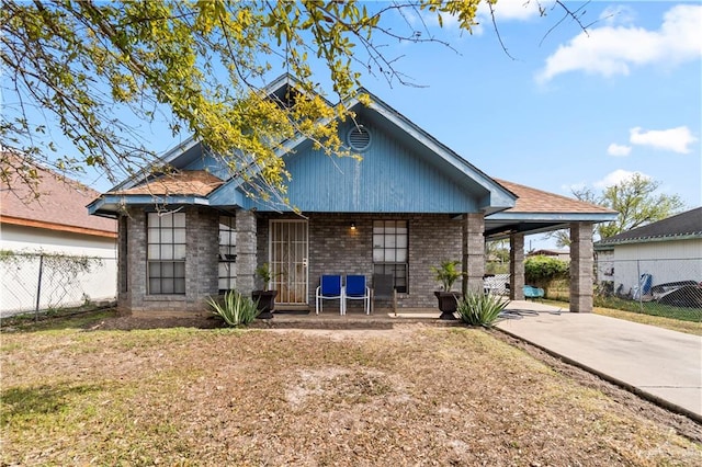 view of front of house featuring a front lawn