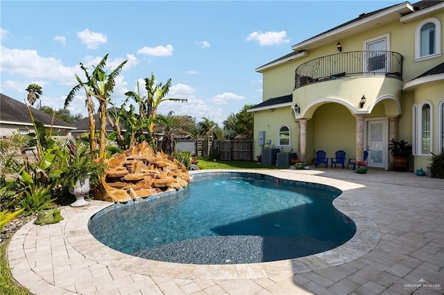 806 Beryl Cir, Weslaco, TX 78596 - view of swimming pool featuring a patio area and a fenced backyard
