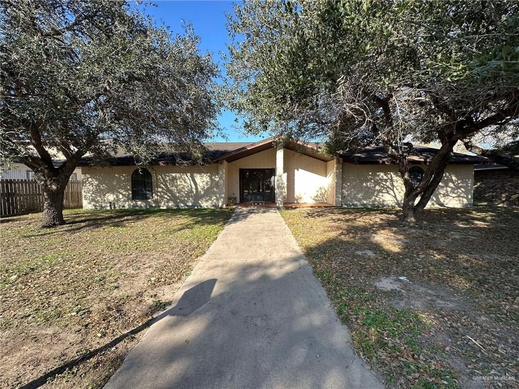 view of front of property featuring a front yard