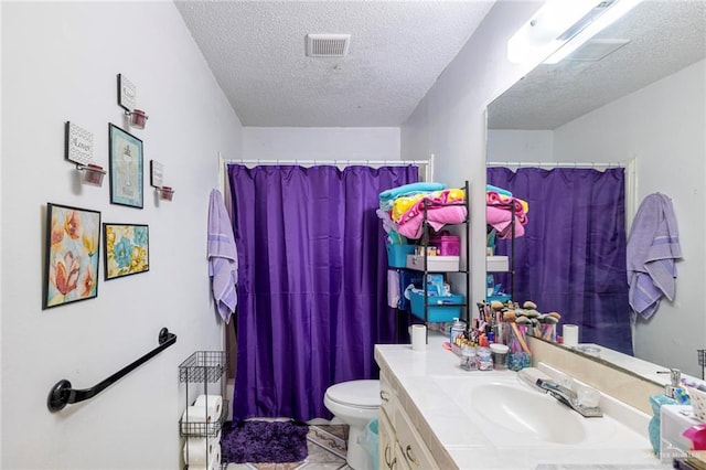 510 S 9th St, Hidalgo, TX 78557 - full bathroom featuring vanity, toilet, a textured ceiling, curtained shower, and tile patterned floors