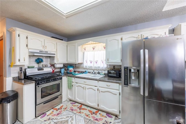 510 S 9th St, Hidalgo, TX 78557 - kitchen with appliances with stainless steel finishes, a sink, under cabinet range hood, tasteful backsplash, and a textured ceiling