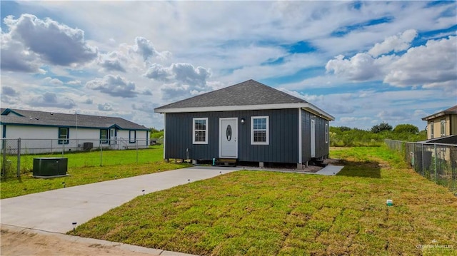 view of front of home with an outdoor structure and a front lawn