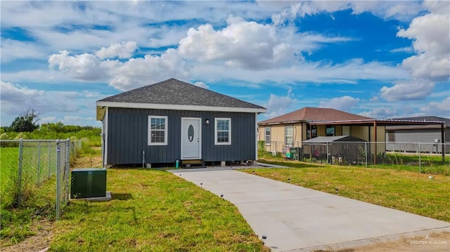 view of front of home with a front lawn