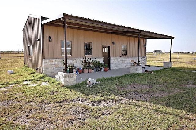 manufactured / mobile home featuring a front yard