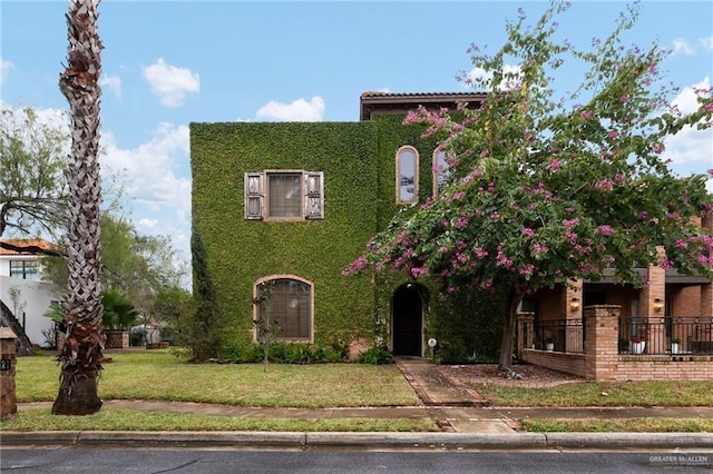 view of front of home with a front yard