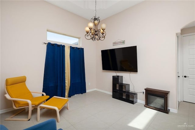 sitting room featuring an inviting chandelier