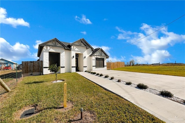 view of front of home featuring a front yard