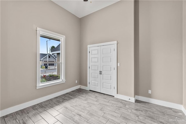 unfurnished room with ceiling fan