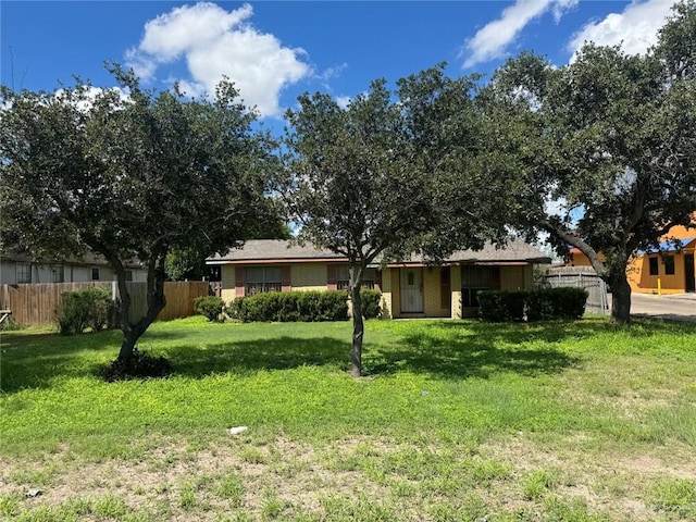 single story home featuring a front lawn