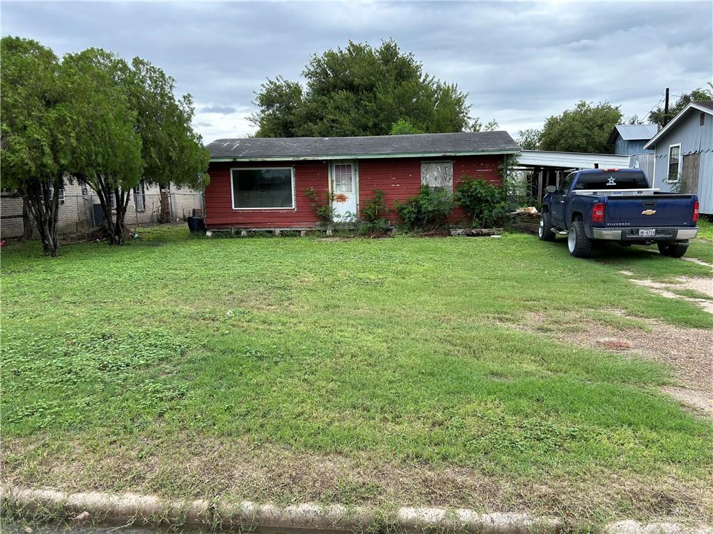 view of front of property featuring a front lawn