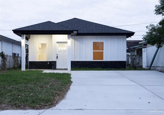 view of front of home with a front lawn