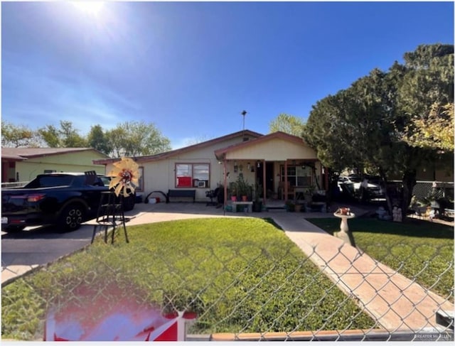 ranch-style house featuring a front yard