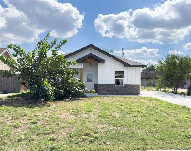 view of front of house featuring a front lawn