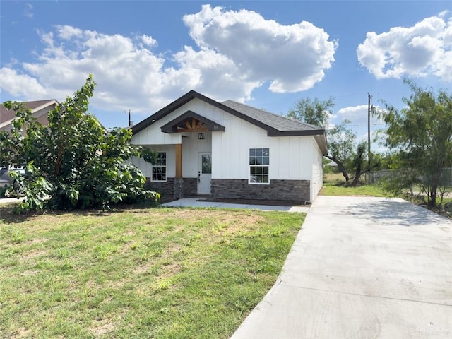 view of front facade with a front lawn