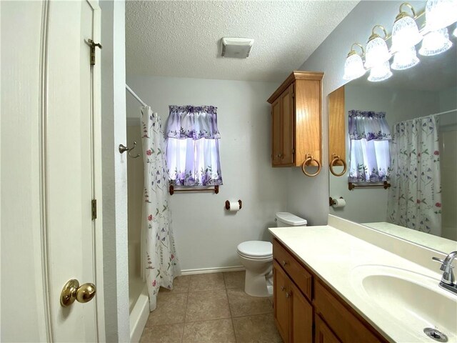 2508 Starling Cir W, Palmview, TX 78572 - full bathroom featuring curtained shower, tile patterned flooring, toilet, vanity, and a textured ceiling