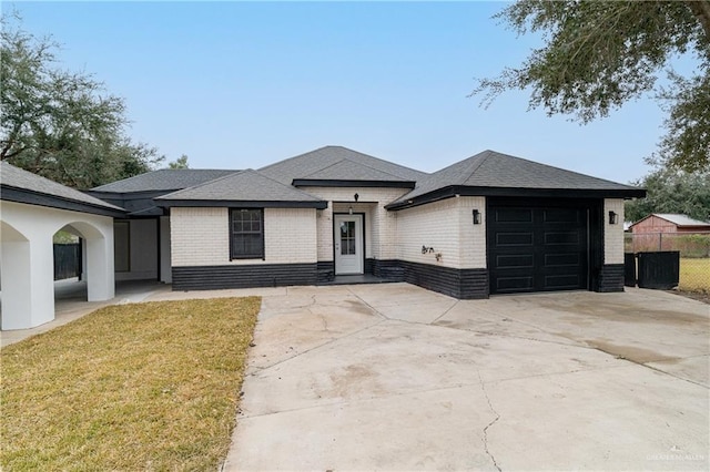 view of front facade featuring a garage and a front yard