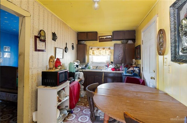 1113 W Chavez St, Edinburg, TX 78541 - dining room featuring wallpapered walls