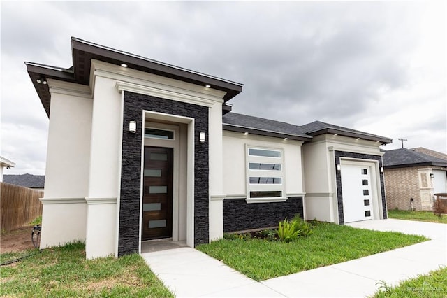 view of front of home featuring a front yard and a garage