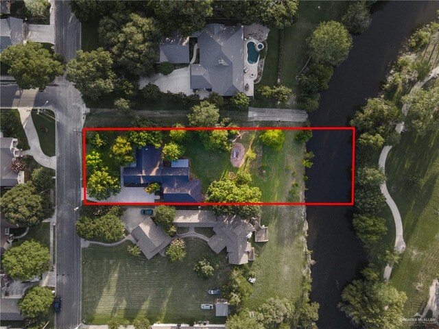 136 W Evergreen St, Boerne, TX 78006 - aerial view of property's location featuring property boundaries highlighted