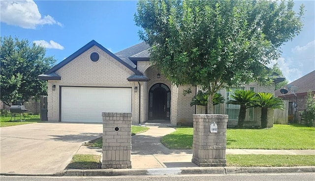 view of front facade featuring a front yard and a garage