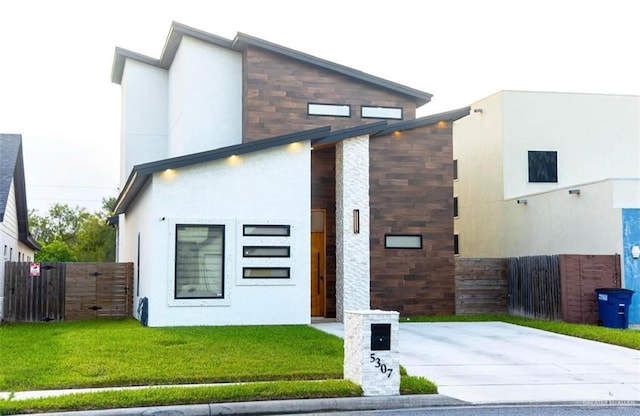 view of front of home featuring a front lawn