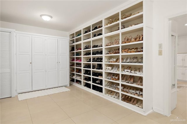 walk in closet featuring light tile patterned floors