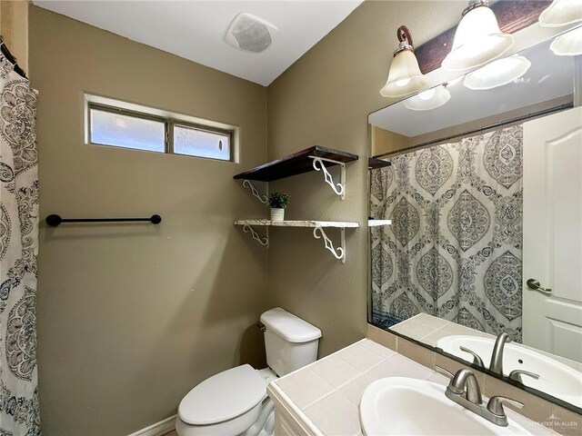 700 Via Cantera Dr, San Juan, TX 78589 - bathroom featuring toilet, vanity, and curtained shower