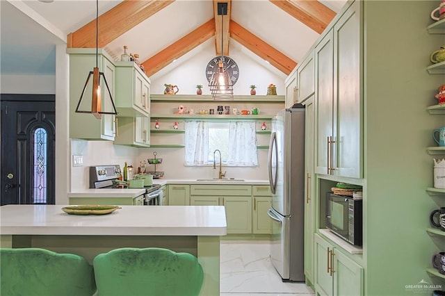 kitchen with a kitchen bar, sink, kitchen peninsula, pendant lighting, and stainless steel appliances