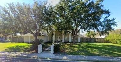 view of front of house featuring a front yard