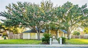 view of front of property with a front yard