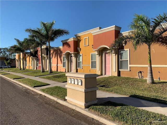 view of front of home featuring a front lawn