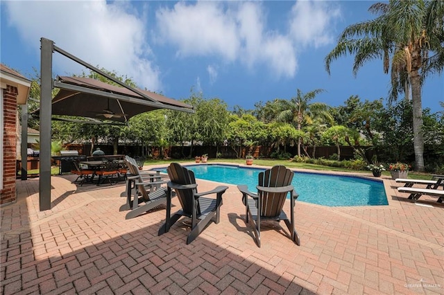 2800 Santa Lydia St, Mission, TX 78572 - view of swimming pool featuring ceiling fan, a fenced backyard, a patio area, and outdoor dining space
