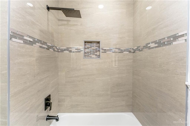 bathroom with tiled shower / bath