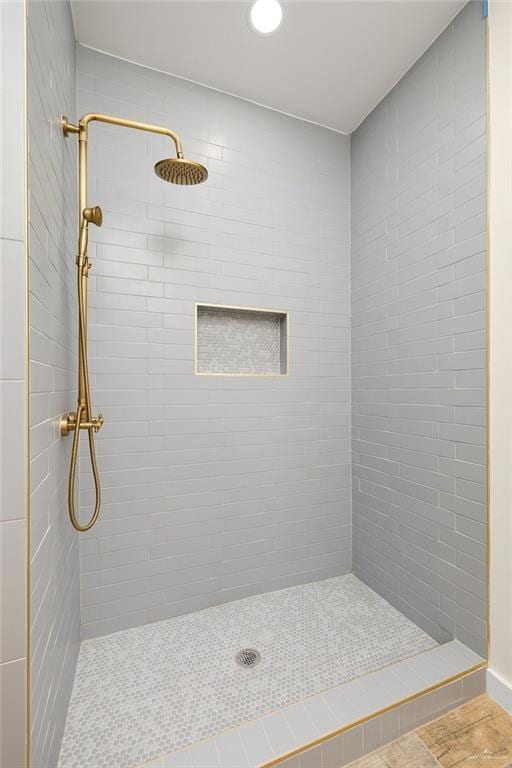 bathroom featuring a tile shower