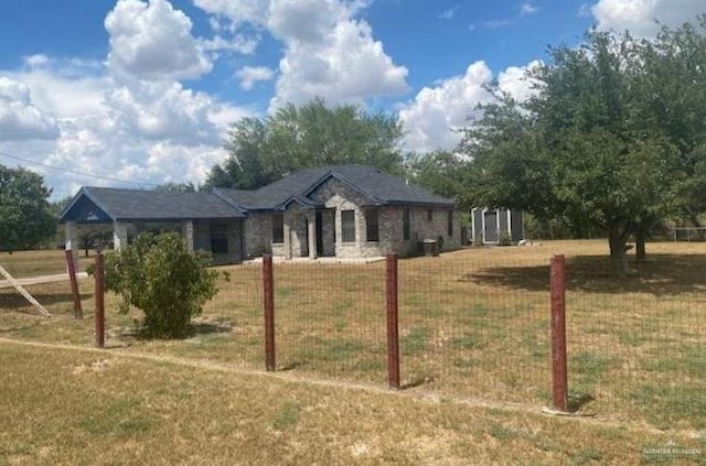 view of front of house featuring a front yard