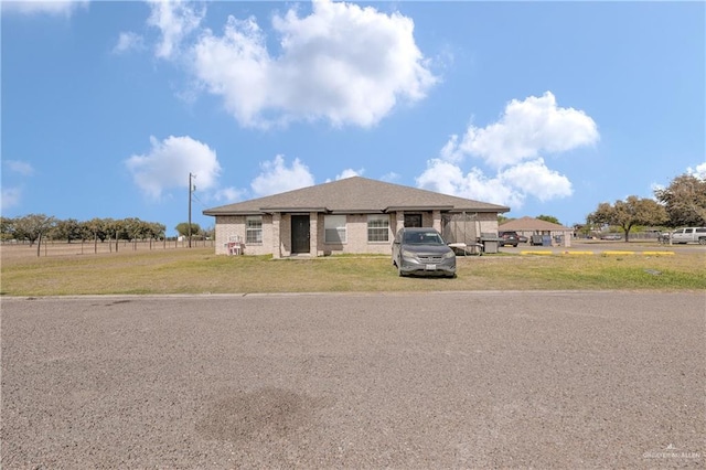 view of front of home featuring a front lawn