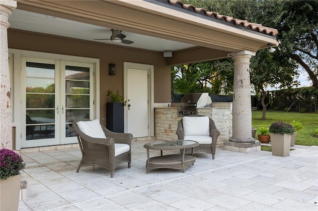 view of patio featuring a grill, ceiling fan, and an outdoor kitchen