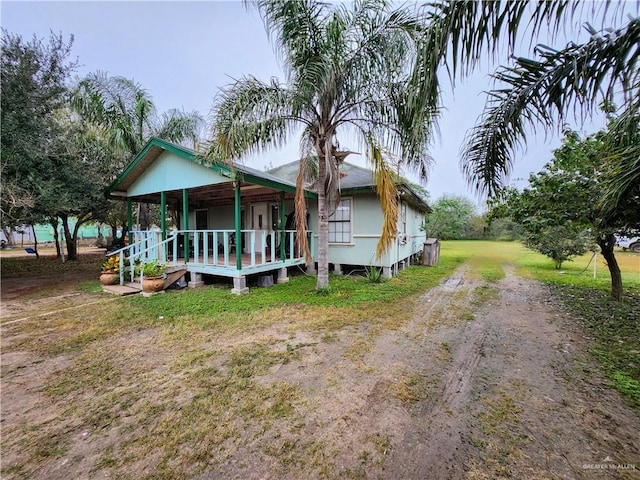 view of front of house featuring a porch and a front lawn