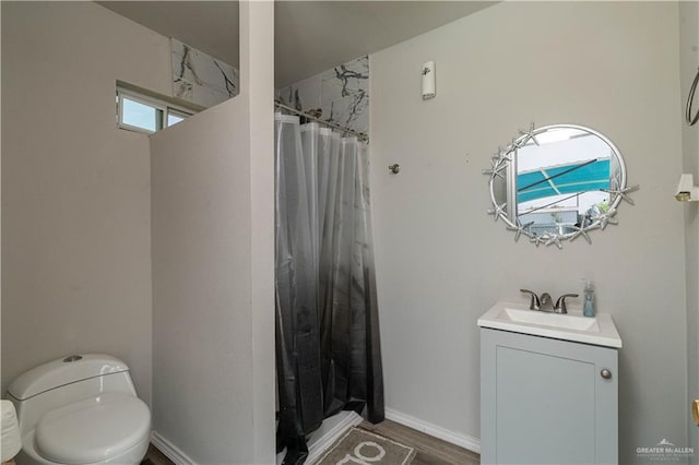 10766 N Minnesota Rd, Mission, TX 78574 - full bath featuring toilet, vanity, curtained shower, baseboards, and wood finished floors