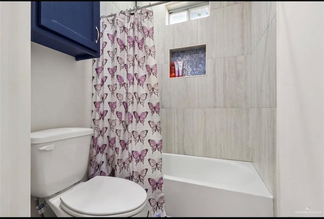 bathroom featuring toilet and shower / tub combo