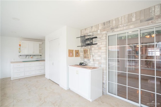 151 Tulip St, Mission, TX 78504 - bar area with light marble finish floors